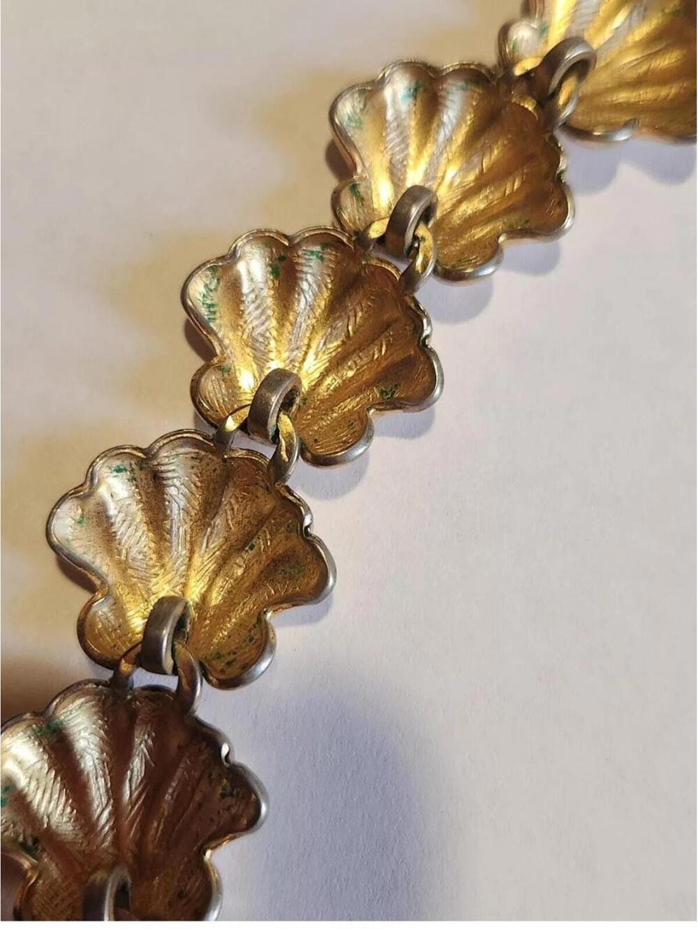vintage Anne Klein Sea Shell Matte Goldtone Panel SCALLOPED Toggle NECKLACE - Picture 6 of 7